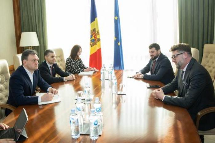 Consolidarea parteneriatului strategic moldo-român discutată de premierul Dorin Recean cu ambasadorul României la Chișinău, Cristian-Leon Țurcanu