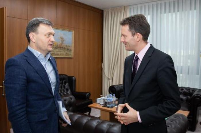 Prim-ministrul Dorin Recean, în discuții cu europarlamentarul Siegfried Mureșan