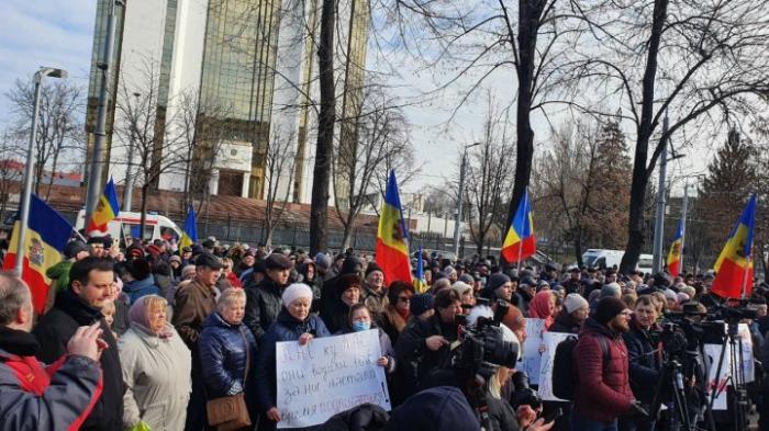 Протест перед зданием парламента: сторонники БКС выступили против утверждения нового правительства