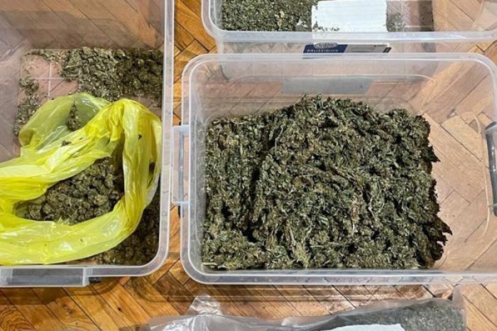 ​В КИШИНЕВЕ ПОЛИЦИЕЙ ЗАДЕРЖАНЫ ЧЕТЫРЕ ЧЕЛОВЕКА ПО ОБВИНЕНИЮ В ПРОДАЖЕ МАРИХУАНЫ