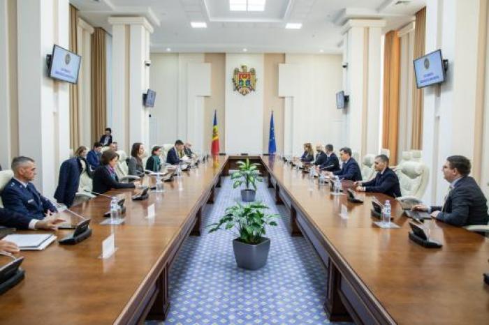 Parteneriatul strategic moldo-american, discutat de premierul Dorin Recean cu o delegație de nivel înalt din Statele Unite ale Americii