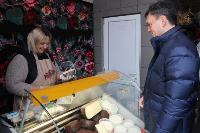 Premierul Recean a vizitat o fermă de familie din localitatea Pelinia, specializată în producerea brânzeturilor