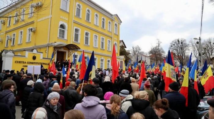 Протест сторонников БКС у Конституционного суда: манифестанты выступают против замены названия госязыка
