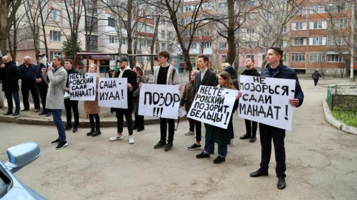 В Бельцах, напротив дома Александра Нестеровского, прошел флешмоб: реакция депутата