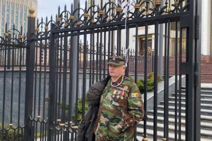 ВЕТЕРАН ВОЙНЫ НА ДНЕСТРЕ ПРИВЯЗАЛ СЕБЯ ВЕРЕВОЧНОЙ ПЕТЛЕЙ К ОГРАДЕ АДМИНИСТРАЦИИ ПРЕЗИДЕНТА