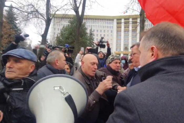 (ВИДЕО) В ХОДЕ АКЦИИ ПРОТЕСТА У ПАРЛАМЕНТА МОЛДОВЫ ПРОИЗОШЛИ СТЫЧКИ С ПОЛИЦИЕЙ, 24 ЧЕЛОВЕКА ЗАДЕРЖАНО