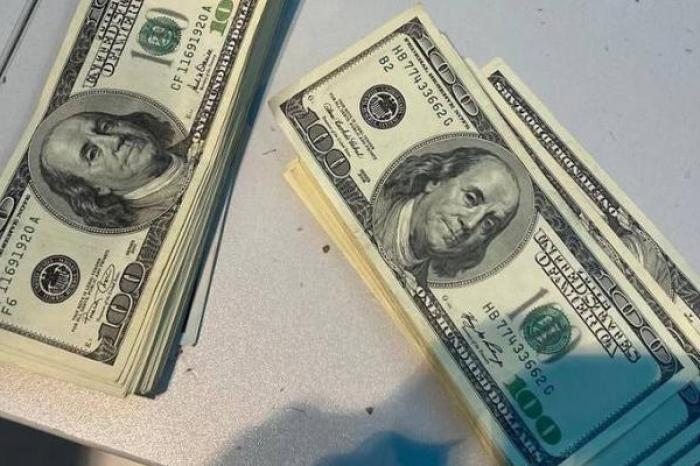 В АЭРОПОРТУ КИШИНЕВА У ПАССАЖИРА РЕЙСА НА СТАМБУЛ ОБНАРУЖЕНЫ $30 ТЫС., КОТОРЫЕ ОН СПРЯТАЛ В БАГАЖЕ