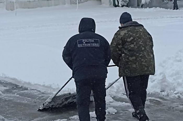 (ВИДЕО) ПОГРАНИЧНАЯ ПОЛИЦИЯ ПРЕДУПРЕЖДАЕТ АВТОМОБИЛИСТОВ О СНЕГЕ, КОТОРЫЙ ВЫПАЛ В НОЧЬ НА СРЕДУ НА СЕВЕРЕ МОЛДОВЫ