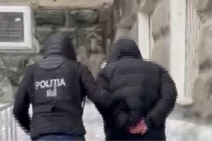 (ВИДЕО) ПРАВООХРАНИТЕЛИ ЗАДЕРЖАЛИ ОРГАНИЗАТОРА ФИНАНСОВОЙ ПИРАМИДЫ, СУМЕВШЕГО ЗАВЛАДЕТЬ 670 ТЫС. ЛЕЕВ