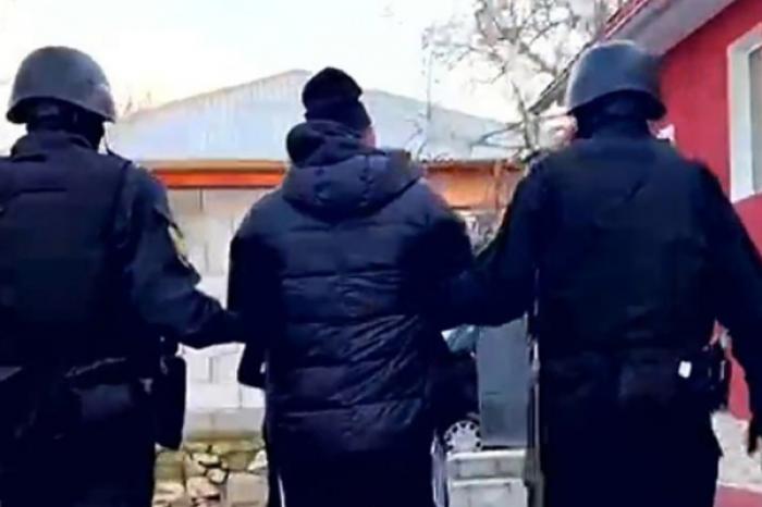 (ВИДЕО) ПРОКУРОРЫ ЗАДЕРЖАЛИ БЫВШЕГО СПОРТСМЕНА, КОТОРОГО ОБВИНЯЮТ В ВЫМОГАТЕЛЬСТВЕ 5 МЛН. ЛЕЕВ У БЫВШЕГО СОКАМЕРНИКА