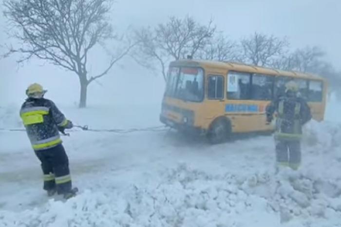(ВИДЕО) СПАСАТЕЛИ ОСВОБОДИЛИ НА СЕВЕРЕ МОЛДОВЫ ИЗ СНЕЖНОГО ПЛЕНА ШКОЛЬНЫЙ АВТОБУС