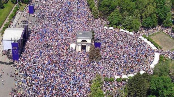 Rezoluție aprobată UNANIM la miting. Aderarea la UE ar putea fi în Constituție (FOTO)