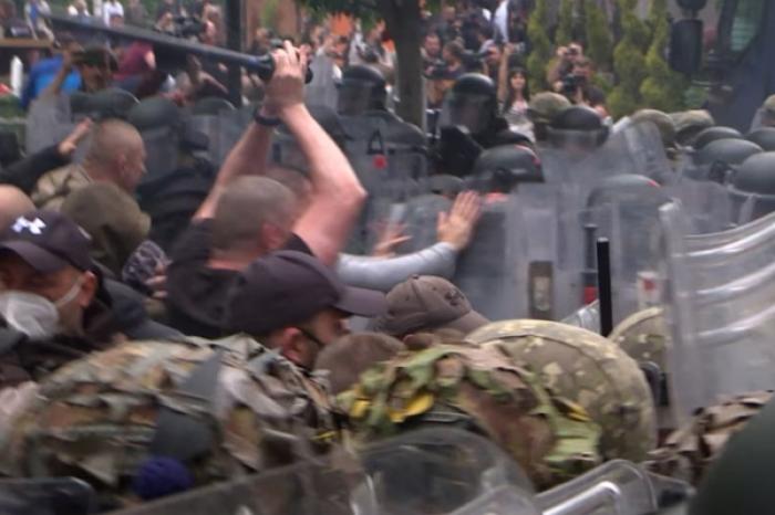 В ХОДЕ СТОЛКНОВЕНИЙ НА СЕВЕРЕ КОСОВО ПОСТРАДАЛИ ДВОЕ МОЛДАВСКИХ МИРОТВОРЦЕВ - МИНИСТЕРСТВО ОБОРОНЫ