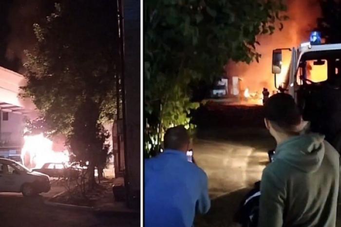 (ВИДЕО) НА СТОЯНКЕ У КОМБИНАТА CARMEZ СГОРЕЛИ ДВА ГРУЗОВИКА И ЛЕГКОВОЙ АВТОМОБИЛЬ
