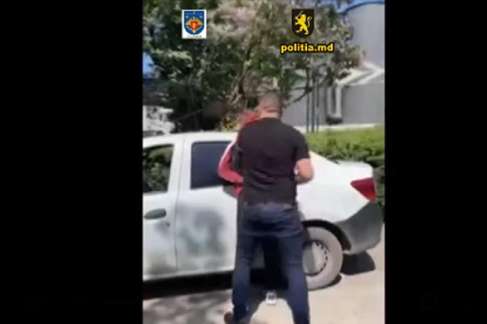 (ВИДЕО) ПОЛИЦИЯ ЗАДЕРЖАЛА В БЭЛЦЬ ДВУХ НЕСОВЕРШЕННОЛЕТНИХ ЗА ТОРГОВЛЮ СИНТЕТИЧЕСКИМИ НАРКОТИКАМИ