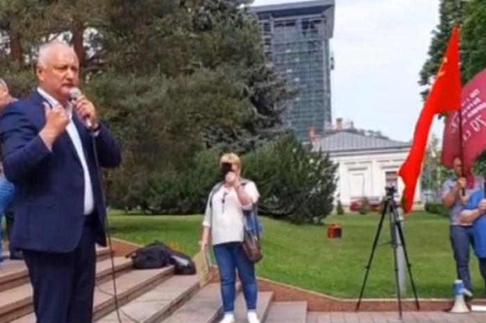 (ВИДЕО) ПРЕДСТАВИТЕЛИ ПАРТИЙ ЛЕВОГО ТОЛКА ПРОТЕСТОВАЛИ У ПАРЛАМЕНТА, ТРЕБУЯ ОТКАЗА ОТ НАМЕРЕНИЯ ПЕРЕИМЕНОВАТЬ ДЕНЬ ПОБЕДЫ