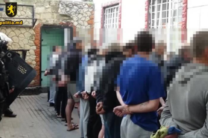 (ВИДЕО) ПРЕСЕЧЕНА ДЕЯТЕЛЬНОСТЬ ПЯТИ МОШЕННИКОВ, ВЫМОГАВШИХ ДЕНЬГИ ЗА ПРОДАЖУ «АВТОМОБИЛЕЙ ИЗ ЕВРОПЫ»