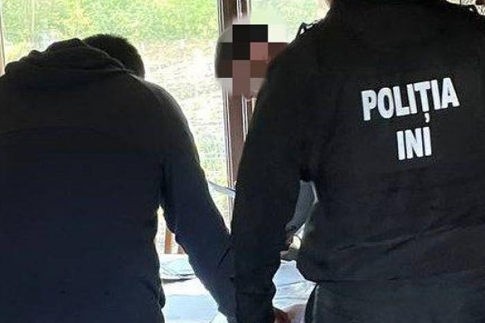 (ВИДЕО) В КИШИНЕВЕ ЗАДЕРЖАЛИ ЭКС-СОТРУДНИКА ПРАВООХРАНИТЕЛЬНЫХ ОРГАНОВ, ПОДОЗРЕВАЕМОГО В ПОДДЕЛКЕ ДОКУМЕНТОВ