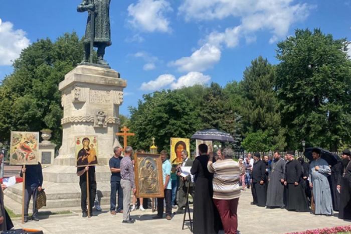 ​ (ВИДЕО) ГРУППА ПРАВОСЛАВНЫХ ВЕРУЮЩИХ ОРГАНИЗОВАЛА В ЦЕНТРЕ КИШИНЕВА АКЦИЮ ПРОТЕСТА ПРОТИВ ЦИФРОРВЫХ ДОКУМЕНТОВ