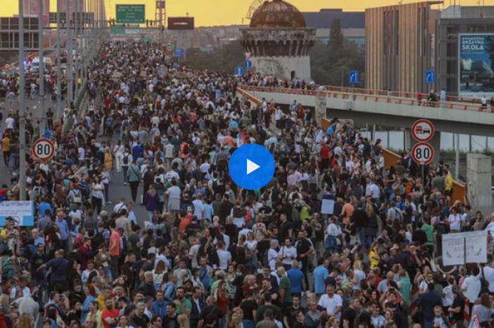 (ВИДЕО) Седьмая неделя антиправительственных протестов в Сербии