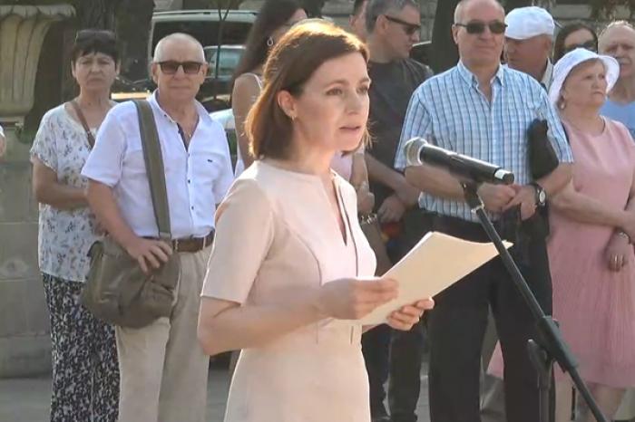 (ВИДЕО) ПРЕЗИДЕНТ МОЛДОВЫ ПРИНЯЛА УЧАСТИЕ В ТРАУРНОМ МИТИНГЕ, ПОСВЯЩЕННОМ ВТОРОЙ ВОЛНЕ ДЕПОРТАЦИИ 5-6 ИЮЛЯ 1949 Г.