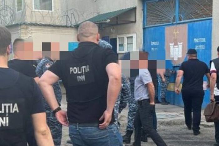 (ВИДЕО) ПРОКУРОРЫ ПРЕСЕКЛИ СХЕМУ ВЫМОГАТЕЛЬСТВА ДЕНЕГ У УЗНИКОВ РЯДА ТЮРЕМ МОЛДОВЫ, КОТОРЫХ ПРИНУЖДАЛИ К ИГРЕ В КАРТЫ