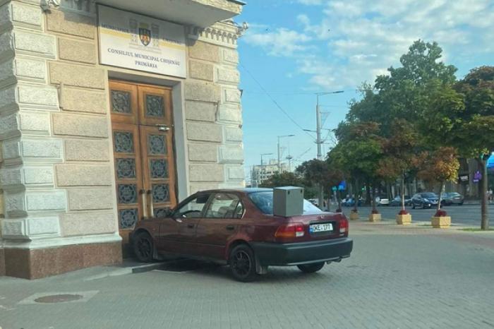 (ВИДЕО) ЖИТЕЛЬ КИШИНЕВА ЗАБЛОКИРОВАЛ СВОИМ АВТОМОБИЛЕМ ВХОД В ПРИМЭРИЮ