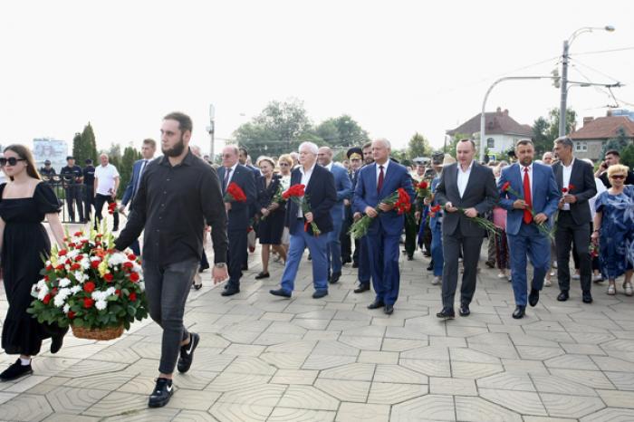 КОММУНИСТЫ И СОЦИАЛИСТЫ ВОЗЛОЖИЛИ ЦВЕТЫ К МЕМОРИАЛУ «ВЕЧНОСТЬ»