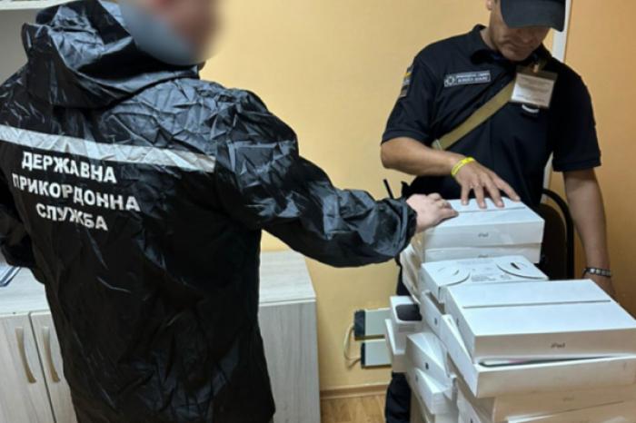 ​УКРАИНСКИЕ ПОГРАНИЧНИКИ КОНФИСКОВАЛИ КОНТРАБАНДУ У ВОДИТЕЛЯ РЕЙСОВОГО АВТОБУСА