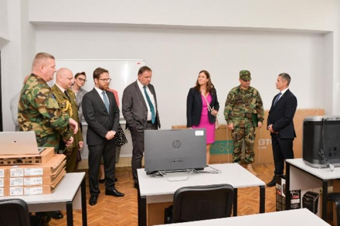 ​НАТО ПЕРЕДАЛ ЦЕНТРУ ПОДГОТОВКИ СЕРЖАНТОВ НАЦИОНАЛЬНОЙ АРМИИ КОМПЬЮТЕРЫ НА 70 ТЫС. ЕВРО