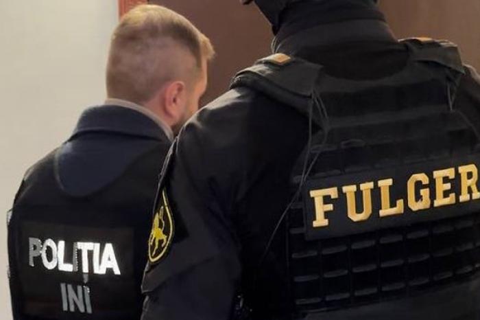 ПОЛИЦИЯ ЗАДЕРЖАЛА МУЖЧИНУ И ЖЕНЩИНУ ПО ПОДОЗРЕНИЮ В ВЫМОГАТЕЛЬСТВЕ 100 ТЫС. ЛЕЕВ