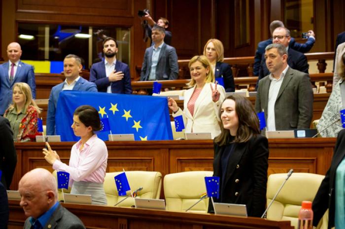 В НАЧАЛЕ ЗАСЕДАНИЯ ПАРЛАМЕНТА В ЗАЛЕ ПРОЗВУЧАЛИ ГИМНЫ РЕСПУБЛИКИ МОЛДОВА И ЕВРОПЕЙСКОГО СОЮЗА