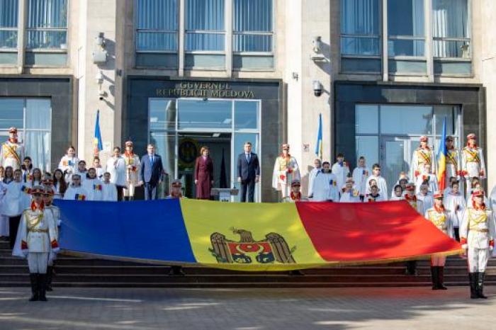 Флаг – самый мощный символ единства и солидарности, заявил премьер в День государственного флага