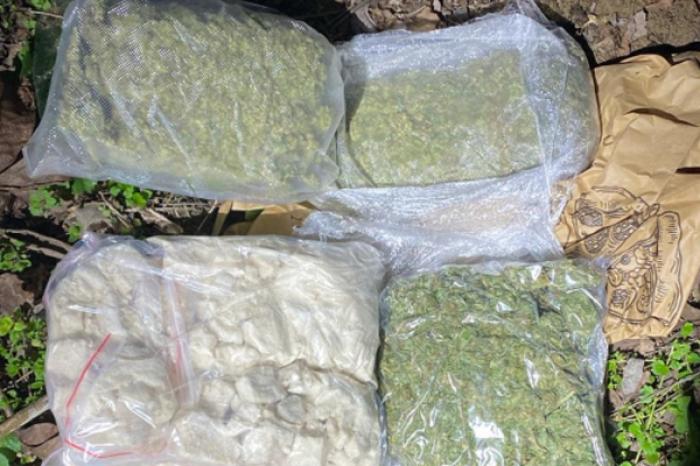 ​POLIȚIA A REȚINUT LA CHIȘINĂU UN CURIER DE DROGURI DE 16 ANI CU UN KILOGRAM DE HAȘIȘ