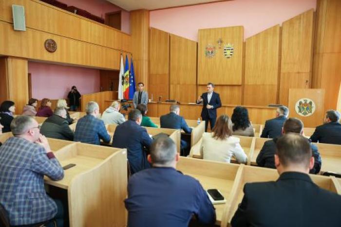 Премьер провел дискуссии с представителями местных властей Глоденского района