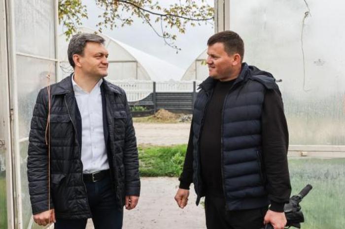 Premierul Dorin Recean a vizitat o afacere de familie, specializată în cultivarea castraveților: „Îi îndemn pe toți să susținem producătorii locali și să contribuim la creșterea economică a țării”