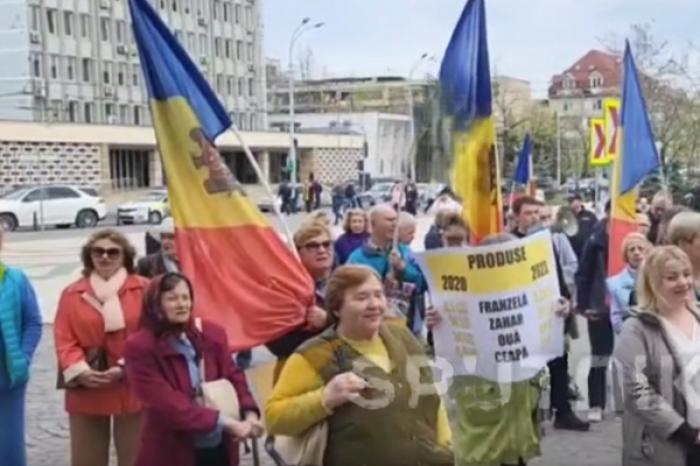 ПРОТЕСТ СТОРОННИКОВ КОММУНИСТОВ И СОЦИАЛИСТОВ У МИНФИНА, ТРЕБОВАВШИХ «СПРАВЕДЛИВОЙ СОЦИАЛЬНОЙ ПОЛИТИКИ»