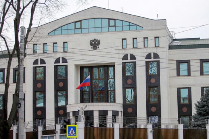 BĂRBATUL CARE A ARUNCAT UN COCKTAIL MOLOTOV PESTE GARDUL AMBASADEI RUSE TREBUIE SĂ MUNCEASCĂ 150 DE ÎN FOLOSUL COMUNITĂȚII – HOTĂRÂRE JUDECĂTOREASCĂ