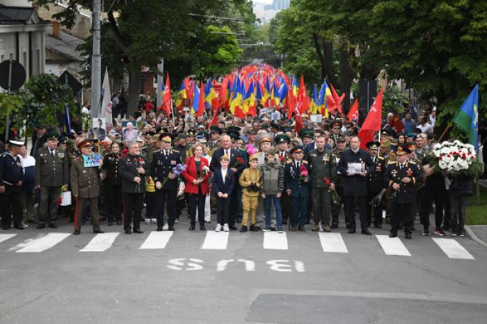 LA CHIȘINĂU A AVUT LOC UN MARȘ AL VICTORIEI. PARTICIPANȚII ACESTUIA AU MĂRȘĂLUIT PE STRĂZI ÎN DOUĂ COLOANE DIFERITE