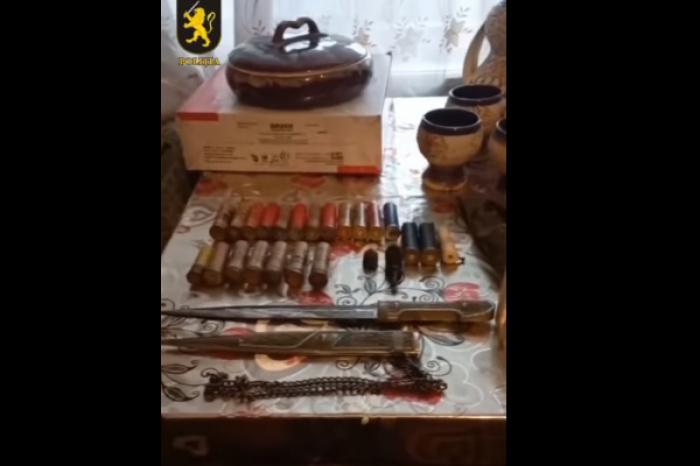 ​POLIȚIA CONFISCĂ PUȘTI DE VÂNĂTOARE DEȚINUTE ILEGAL DE PENSIONARI DIN DISTRICTUL DROCHIA