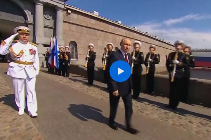 Путин принял военно-морской парад и предупредил США