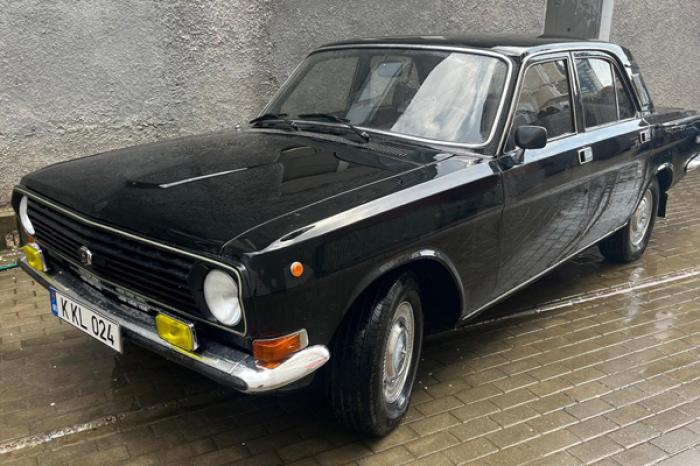 ​O MAȘINĂ DE MODEL VOLGA A LUI ILAN ȘOR VÂNDUTĂ LA LICITAȚIE PENTRU 240.000 DE LEI