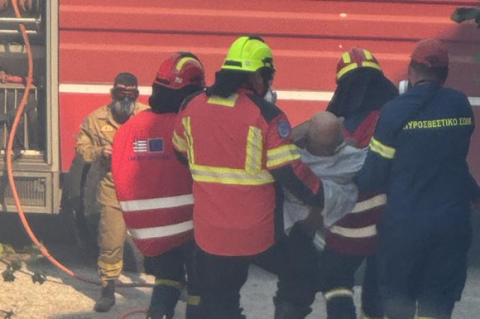 POMPIERII MOLDOVENI AU SALVAT TREI PERSOANE ÎN TIMP CE STINGEAU INCENDIILE DIN APROPIEREA ORAȘULUI GRECESC VARNAVAS
