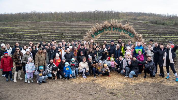 Peste 400 de voluntari și circa 16 000 de puieți plantați! „Pădurea prieteniei” a prins rădăcini în satul Frumușica, cu sprijinul maib