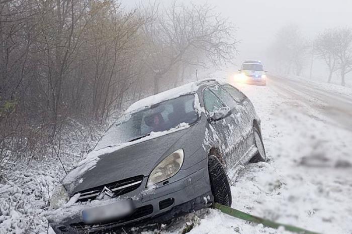 POLIȚIA RUTIERĂ A ÎNDEMNAT PARTICIPANȚII LA TRAFIC SĂ FIE PRUDENȚI DIN CAUZA NINSORILOR ȘI A PRECIPITAȚIILOR CARE CONTINUĂ SĂ CADĂ