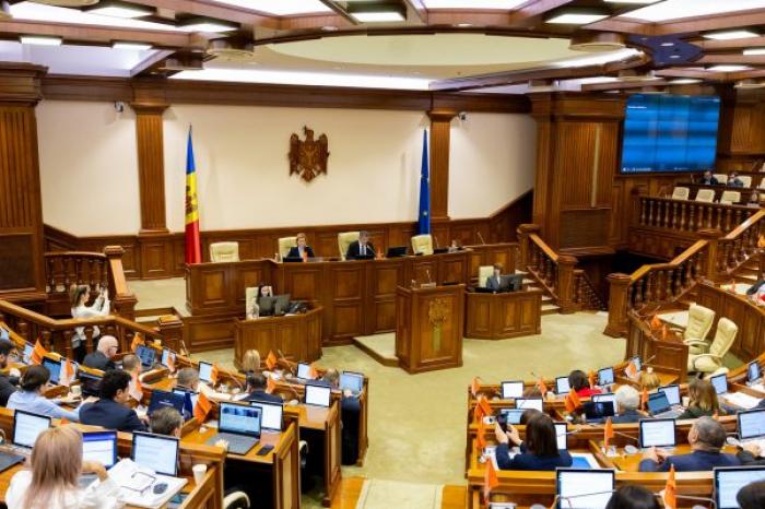 87 LA SUTĂ DIN DEPUTAȚI PARTICIPĂ ÎN MEDIE LA ȘEDINȚELE PLENARE ALE PARLAMENTULUI - PROMO-LEX