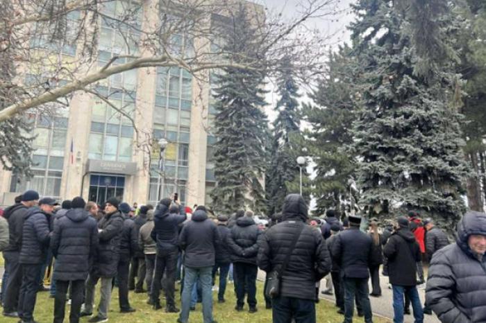 ДЕСЯТКИ ФЕРМЕРОВ ПРОТЕСТОВАЛИ У ПРАВИТЕЛЬСТВА МОЛДОВЫ, ТРЕБУЯ ВЫПЛАТЫ КОМПЕНСАЦИЙ