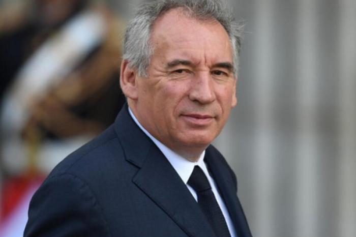 Emmanuel Macron l-a numit prim-ministru pe aliatul său centrist Francois Bayrou