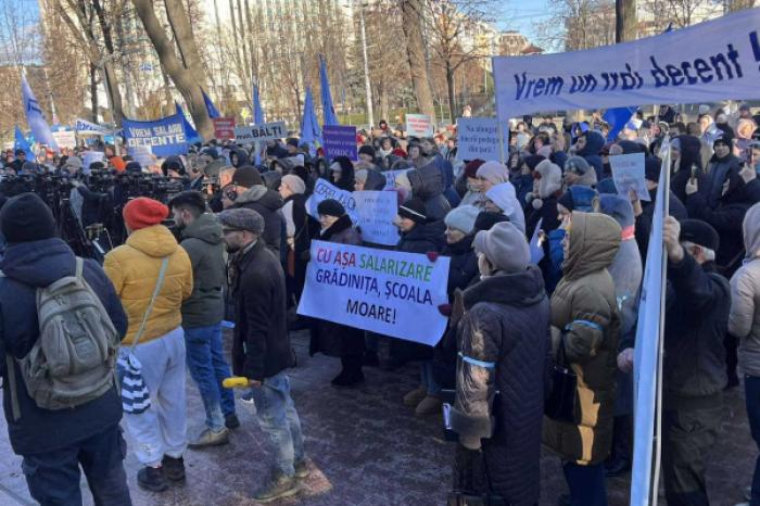 НЕСКОЛЬКО СОТ УЧИТЕЛЕЙ ПРОВЕЛИ ПРОТЕСТ У ЗДАНИЯ ПАРЛАМЕНТА, ТРЕБУЯ ДОСТОЙНЫХ ЗАРПЛАТ
