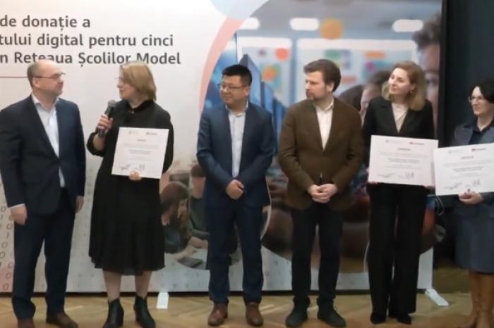 O COMPANIE CHINEZĂ PREZINTĂ CINCI INSTITUȚII DE ÎNVĂȚĂMÂNT CU PANOURI INTERACTIVE DE ULTIMĂ GENERAȚIE